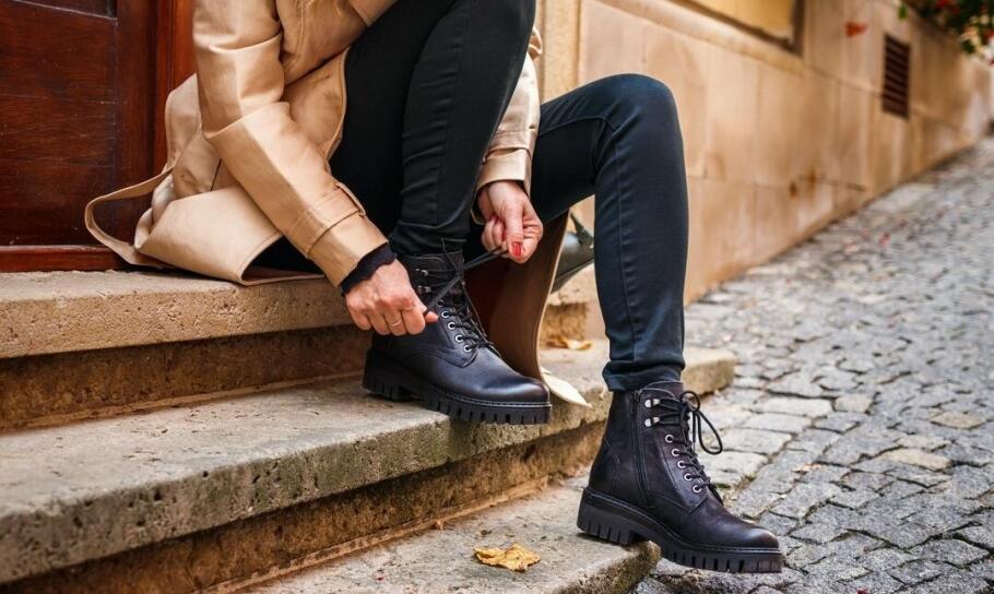 Oryginalne stylizacje z traperami damskimi w roli głównej