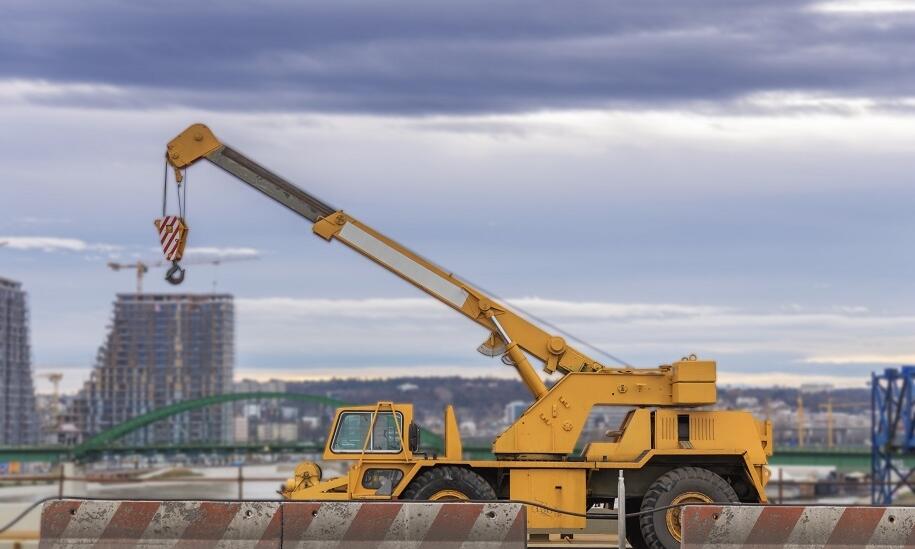 Kiedy wybrać dźwig z napędem hydraulicznym, a kiedy z elektrycznym?