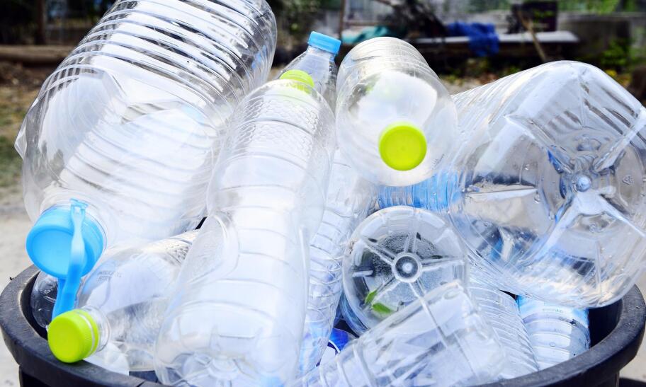 Dlaczego odpady z plastiku stanowią cenny surowiec? Dlaczego odpady z plastiku stanowią cenny surowiec?