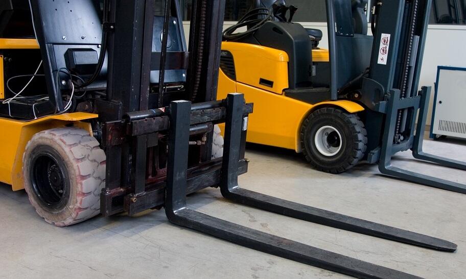 Wybieramy części do wózków widłowych  - oryginalne czy zamienniki?