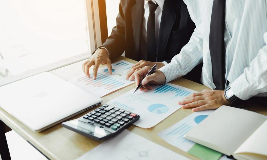 Kluczowe aspekty współpracy z kancelarią podatkowo-księgową - jak wybrać odpowiednie biuro dla Twojej firmy