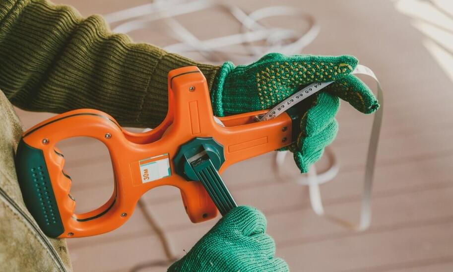 Jakie akcesoria do słupków drewnianych warto mieć przy montażu ogrodzenia elektrycznego?