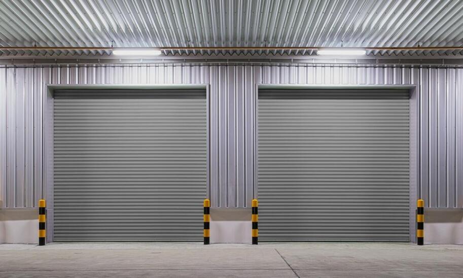 Zastosowanie bram przeciwpożarowych w różnych branżach – przykłady i korzyści