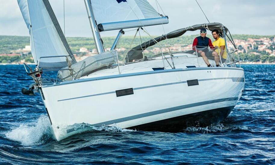 Łodzie i jachty: jakie systemy elektroniczne są niezbędne dla bezpieczeństwa i komfortu żeglugi?