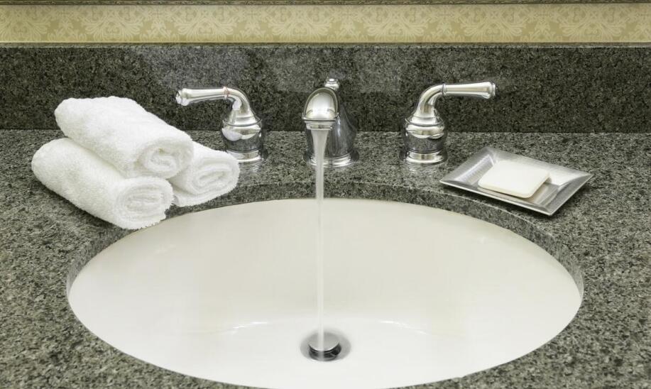 Armatura umywalkowa dla obiektów publicznych: jak wybrać odpowiedni model?