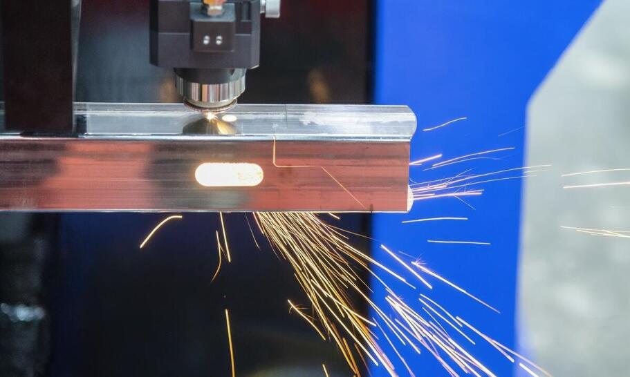 Obróbka skrawaniem CNC a technologia plazmowa - porównanie metod i zastosowań Obróbka skrawaniem CNC a technologia plazmowa - porównanie metod i zastosowań