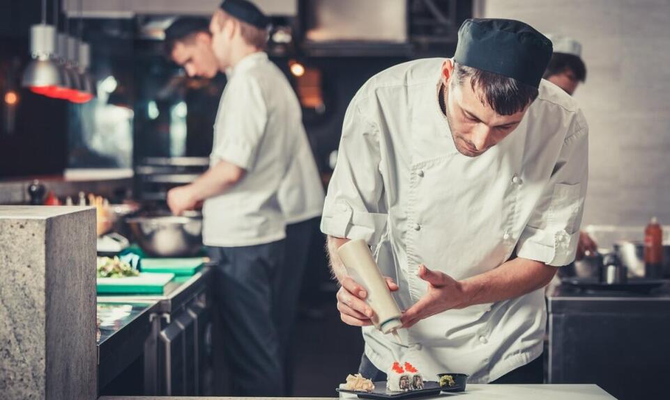 Przegląd odzieży gastronomicznej: fartuchy, spodnie i bluzy dla kucharzy i kelnerów Przegląd odzieży gastronomicznej: fartuchy, spodnie i bluzy dla kucharzy i kelnerów
