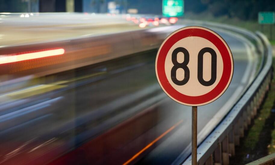 Jakie są zalety posiadania ogranicznika prędkości w swoim pojeździe?