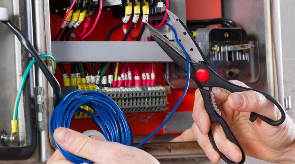 Odizolowywanie przewodów elektrycznych - metody i narzędzia Odizolowywanie przewodów elektrycznych - metody i narzędzia