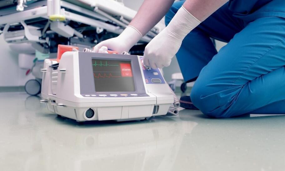 Jak działają defibrylatory AED i dlaczego są tak ważne? Jak działają defibrylatory AED i dlaczego są tak ważne?