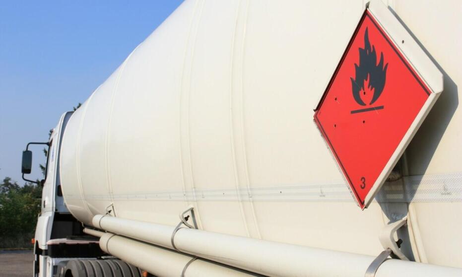 Przewóz niebezpiecznych materiałów - jakie są wymagania i procedury?