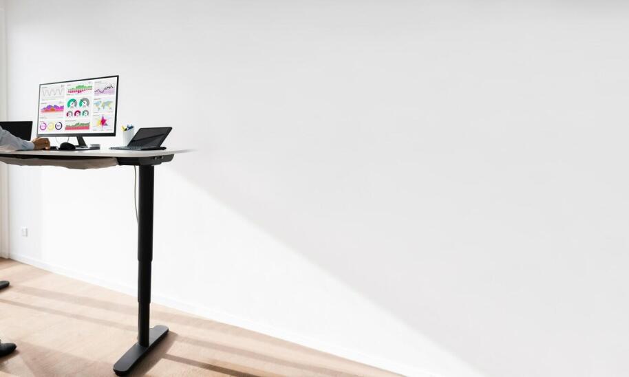 Biurka regulowane w różnych kolorach - jak dopasować do wystroju wnętrza?