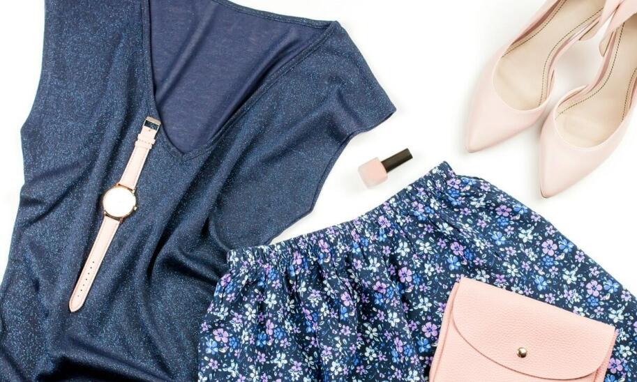 Jak skompletować garderobę na różne pory roku z ofertą modnej odzieży?