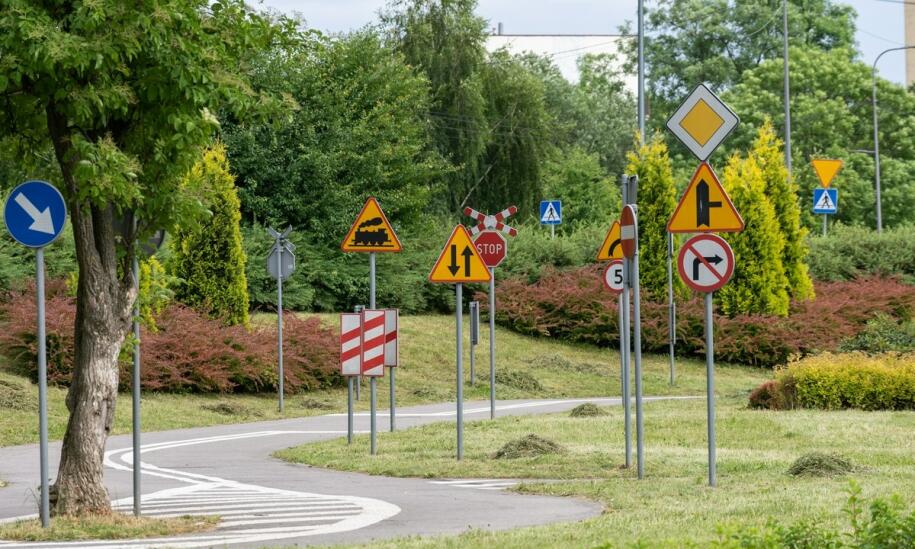 Bezpieczeństwo na drogach dzięki odpowiedniemu oznakowaniu Bezpieczeństwo na drogach dzięki odpowiedniemu oznakowaniu
