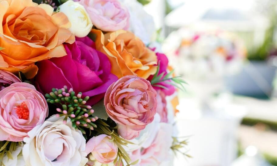 Sztuczne kwiaty jako alternatywa dla alergików: jak je wybrać i zastosować w dekoracjach?