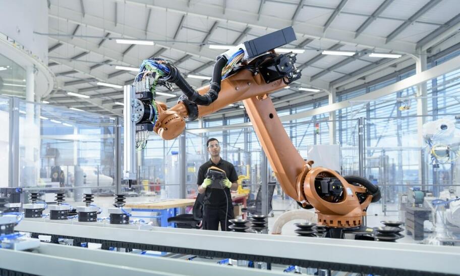 Szkolenia z obsługi i serwisu robotów przemysłowych: rozwijanie umiejętności personelu Szkolenia z obsługi i serwisu robotów przemysłowych: rozwijanie umiejętności personelu