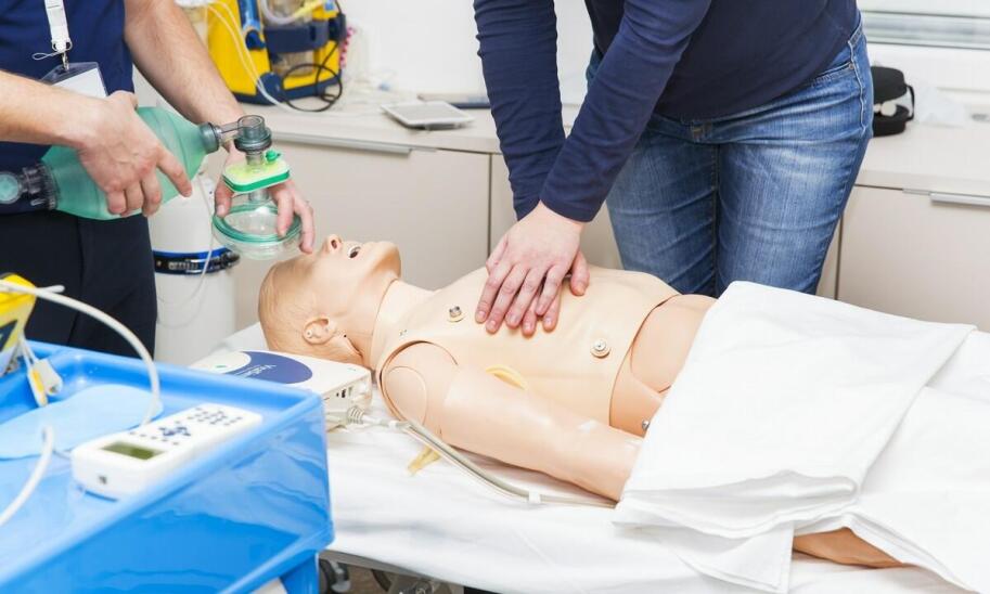 Korzyści z posiadania defibrylatora AED w miejscu pracy Korzyści z posiadania defibrylatora AED w miejscu pracy