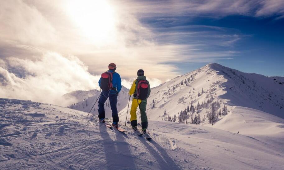 Jakie trendy w obuwiu skitourowym dominują obecnie na rynku?