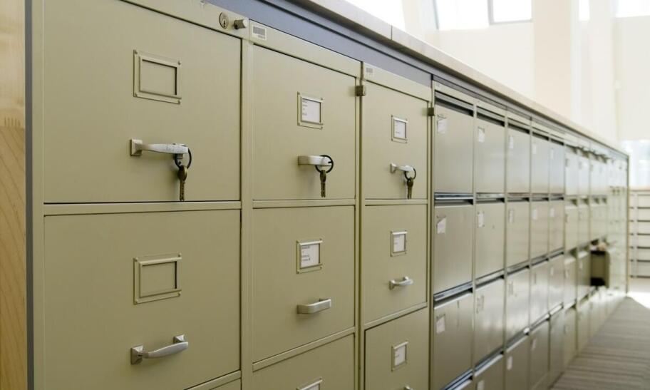 Praktyczne i funkcjonalne regały przejezdne z szufladami