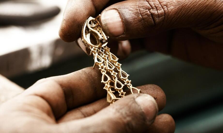 Grawerowanie na metalu: od prostych napisów do skomplikowanych wzorów