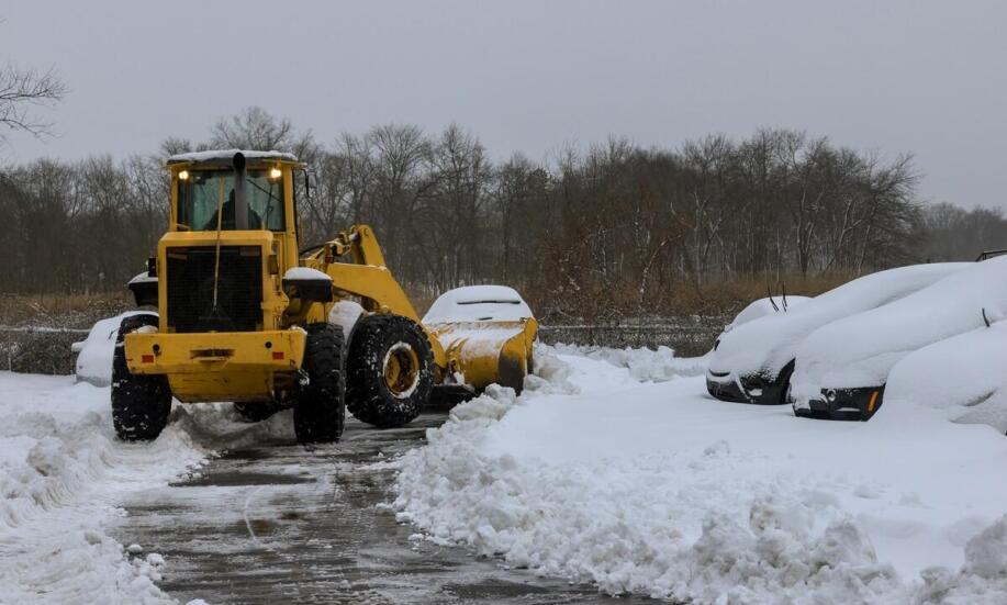 Sezonowe usługi wywozu śniegu: jakie są zalety korzystania z takiej oferty?