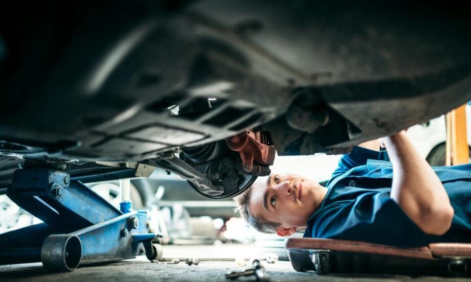 Jak zdobyć wiedzę na temat naprawy samochodów elektrycznych?