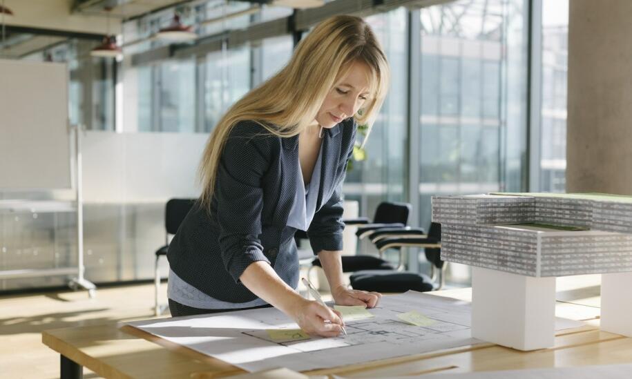 Przeprowadzanie remontów z pomocą architektów wnętrz: jak uniknąć błędów i osiągnąć zamierzony efekt?