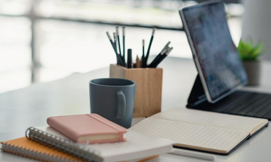 Notesy z logo i długopisy z logo: praktyczne gadżety reklamowe