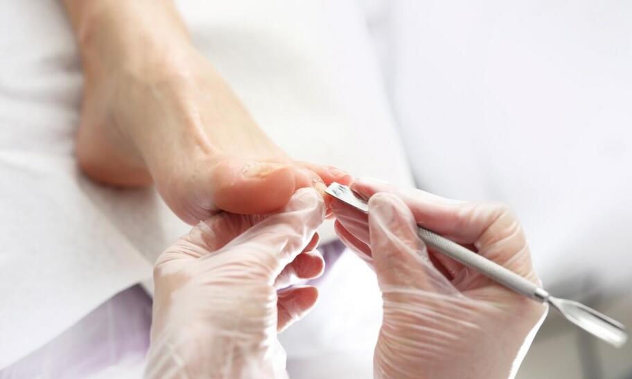 Pedicure kosmetyczny i medyczny - różnice i zalety każdego z nich