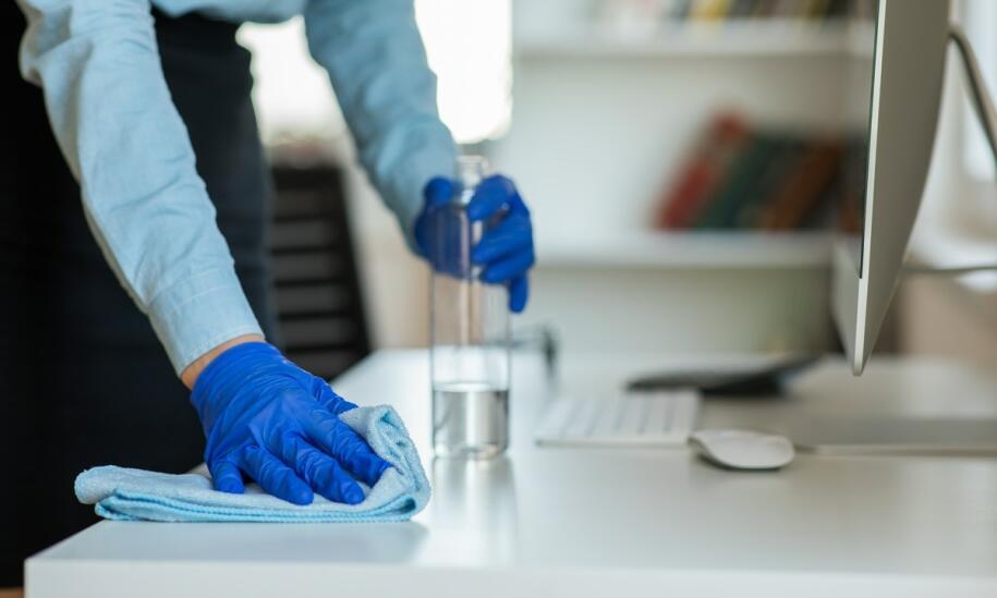 Jak dbać o meble z litego drewna w biurze?