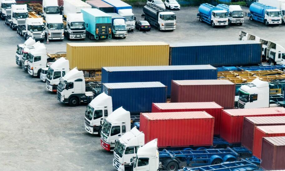 Przyczepy i wózki transportowe: jakie są dostępne rodzaje i zastosowania?