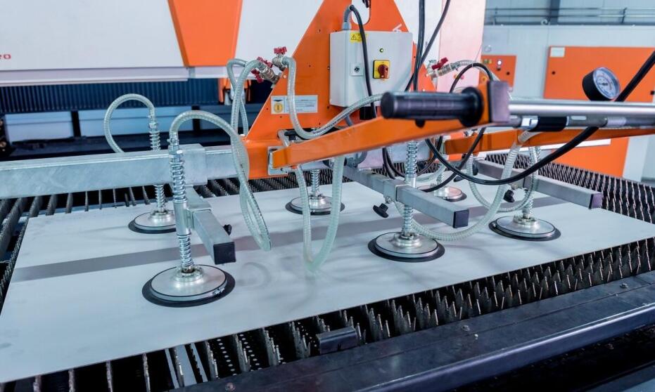 Maszyny do obróbki szkła: innowacyjne technologie i zastosowania