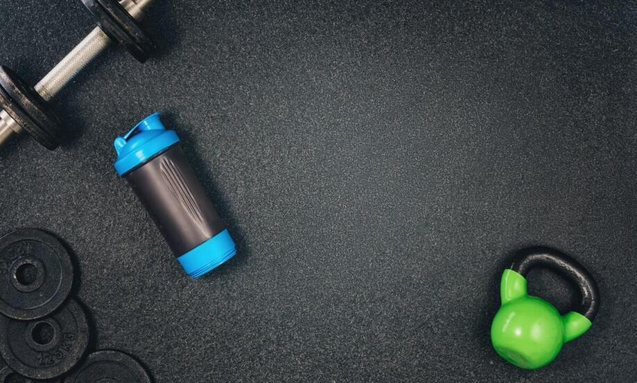 Akcesoria do atlasów: jak urozmaicić swój trening siłowy?
