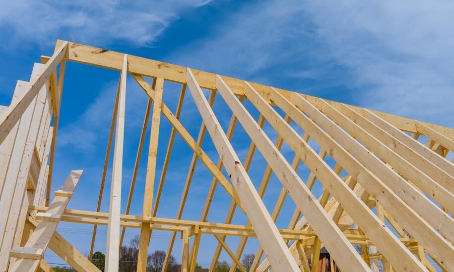 Zalety stosowania więźb dachowych w budownictwie