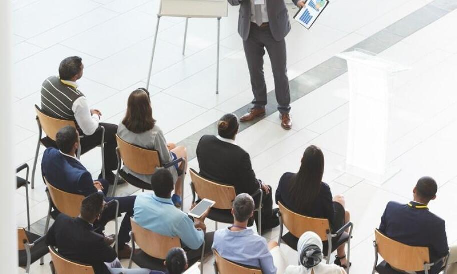 Jak dobrze przygotować się do prowadzenia imprezy jako konferansjer?