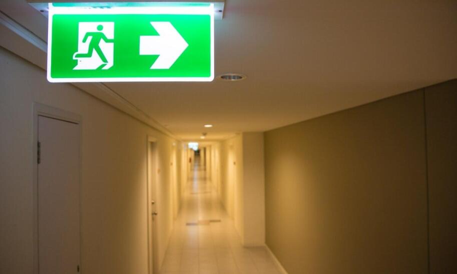 Tabliczki informacyjne - jakie informacje powinny zawierać i gdzie je umieszczać?