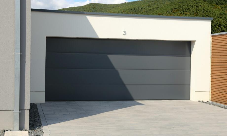 Bramy segmentowe czy rolowane – który typ wybrać dla swojego garażu w Olsztynie?