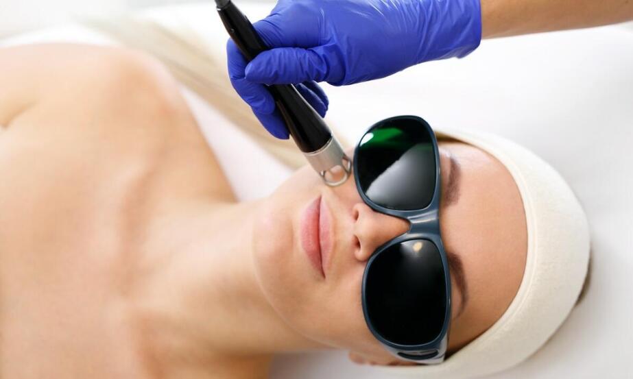 Jak laser frakcyjny może pomóc w walce z przebarwieniami i bliznami
