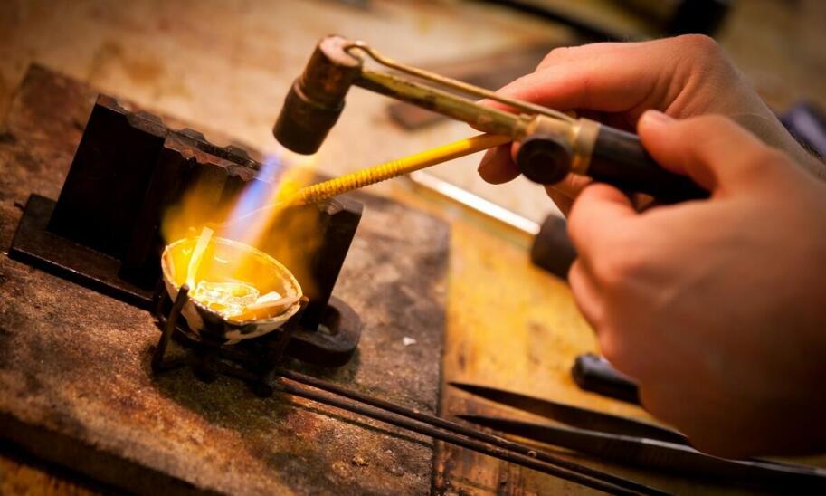 Od projektu do realizacji – proces tworzenia ręcznie robionej biżuterii