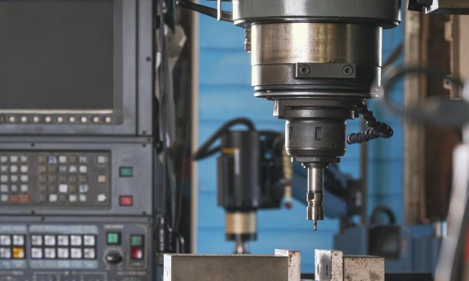 Porównanie maszyn konwencjonalnych i CNC w obróbce metali Porównanie maszyn konwencjonalnych i CNC w obróbce metali