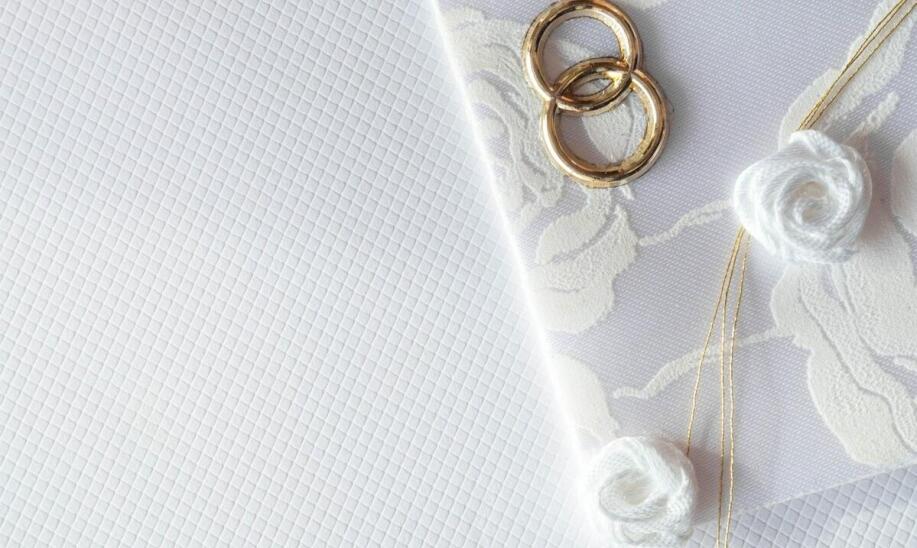 Jak stworzyć spójny zestaw papeterii ślubnej z RSVP, wstążkami i zawieszkami?