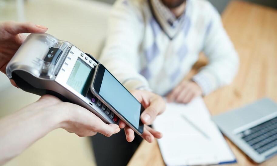 Terminal Verifone: jakie są możliwości personalizacji dla Twojego biznesu?