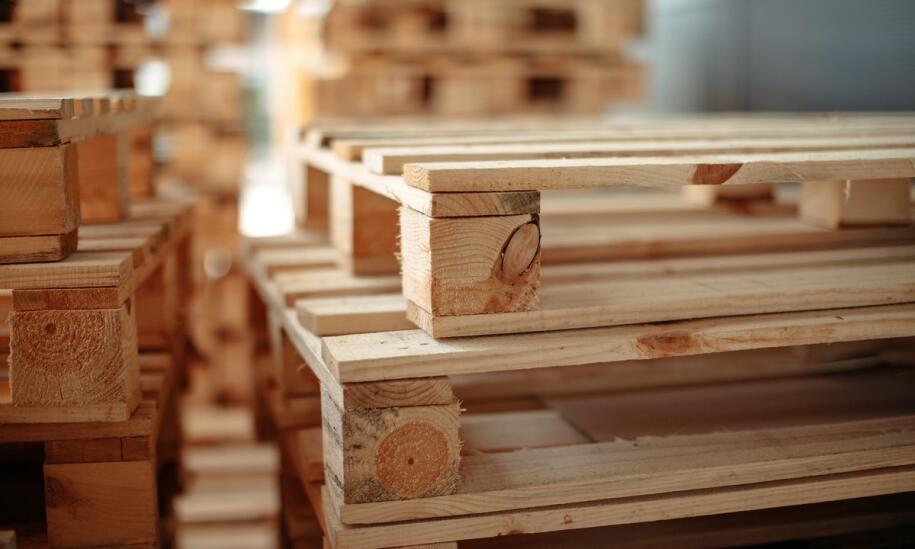 Palety z recyklingu: dlaczego warto je rozważyć przy zakupie?