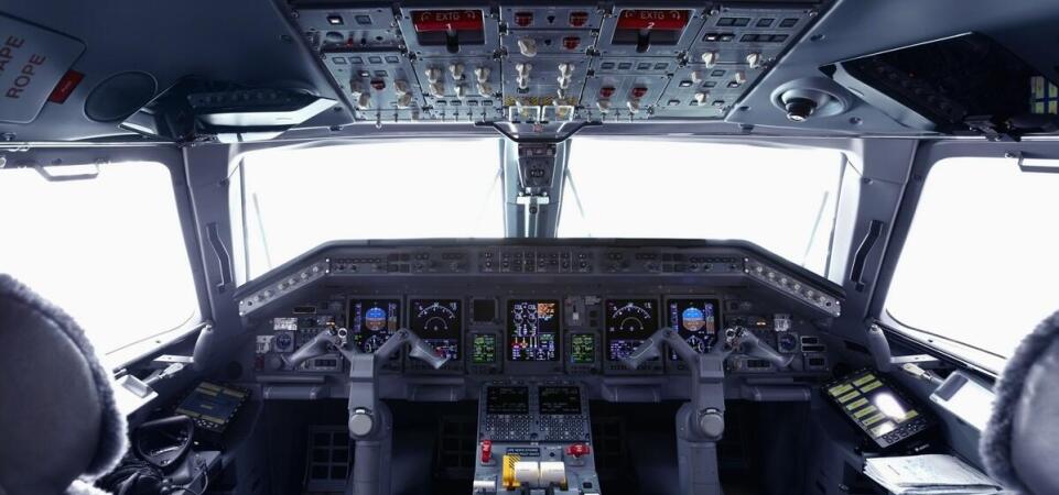 Jakie rodzaje symulatorów lotniczych oferuje centrum?