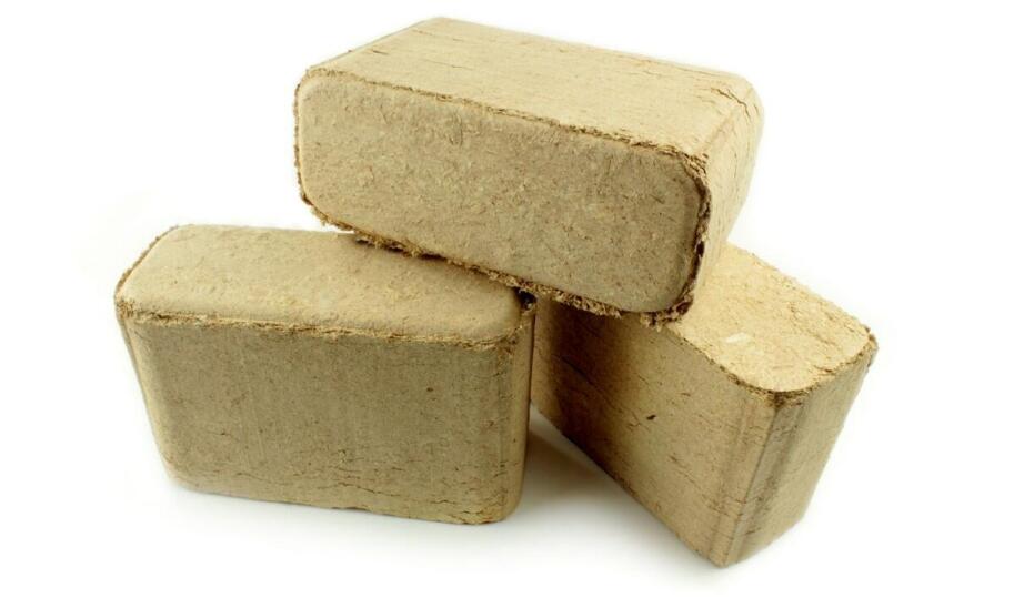 Jakie są korzyści płynące z używania brykietu drzewnego w porównaniu do tradycyjnych paliw?