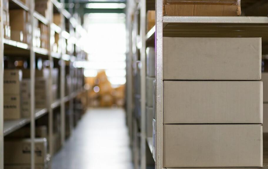 Praktyczne zastosowania regałów w sklepach i magazynach