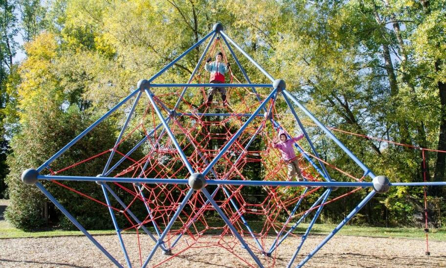 Odkryj radość z zabawy w Małpim Gaju - idealna atrakcja dla rodzin