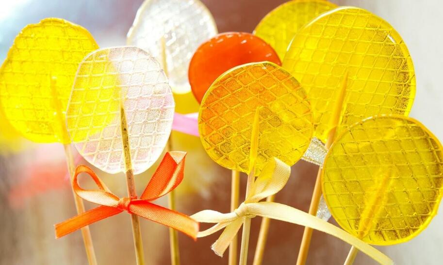 Cukierki reklamowe jako wyjątkowy element fotobudki na przyjęciu urodzinowym