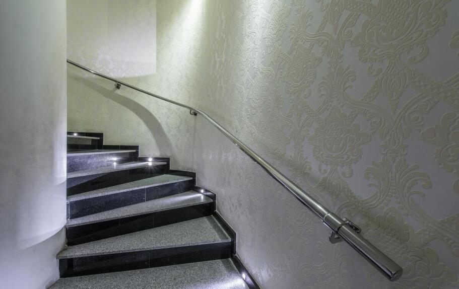 Dlaczego warto inwestować w balustrady szklane na schodach?