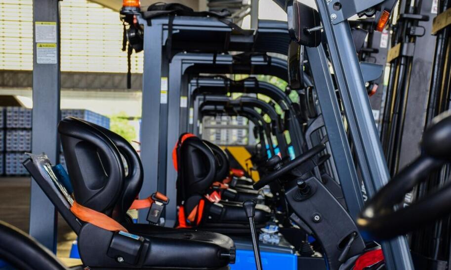 Jak obniżyć koszty eksploatacji wózków widłowych dzięki przejściu na napęd elektryczny?